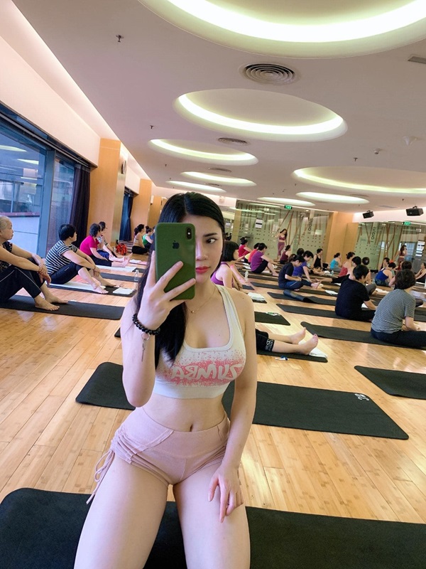 Gái xinh mặc bikini tập gym 4