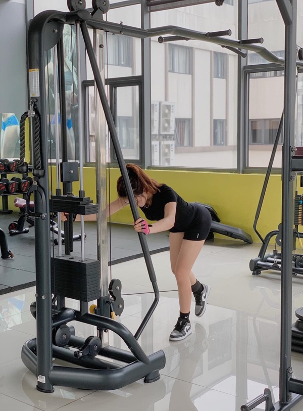 Gái xinh mặc bikini tập gym 7