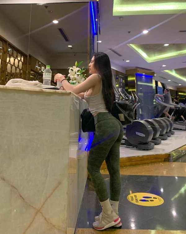 Gái xinh mặc quần bó sát tập gym 1