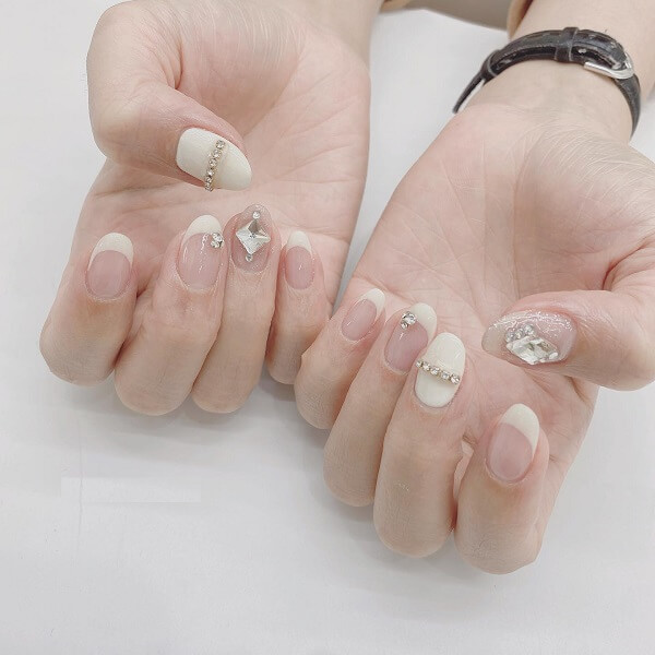 Nail trắng đính đá 3