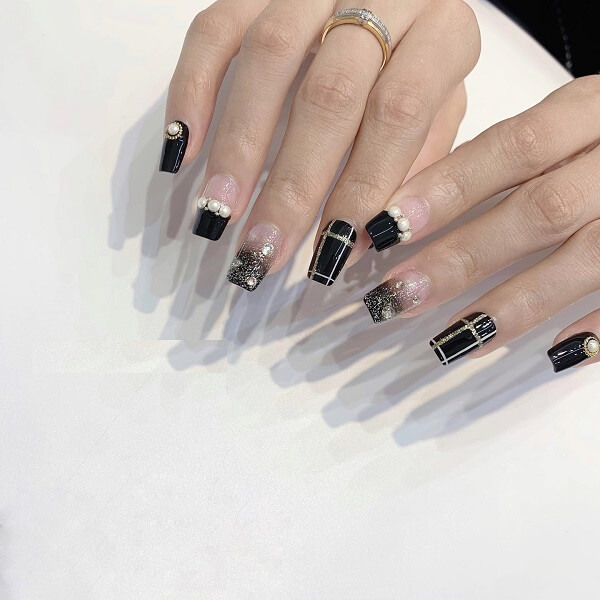 những mẫu nail kẻ sọc đẹp 4