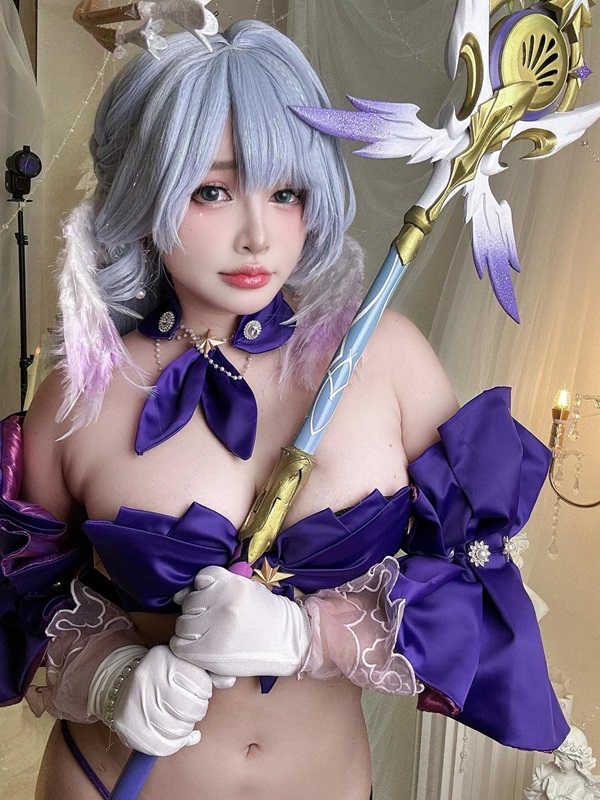 ảnh Phạm Minh Châu cosplay 50