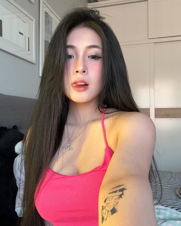 Quỳnh Ale sexy vú to 14