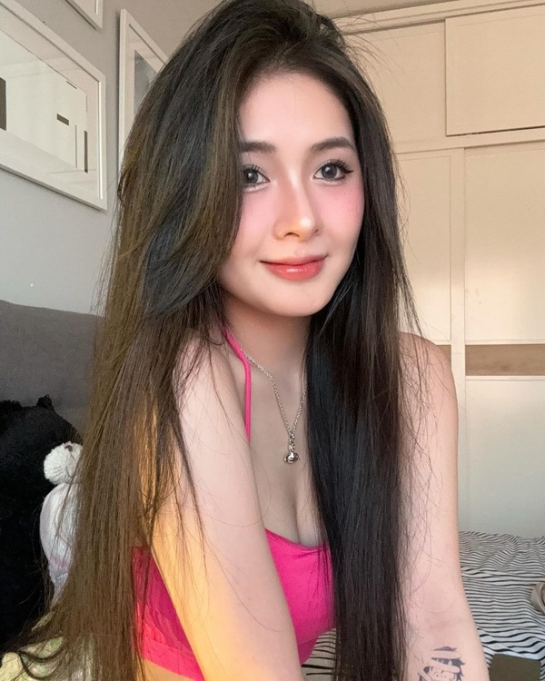 Quỳnh Ale sexy vú to 15