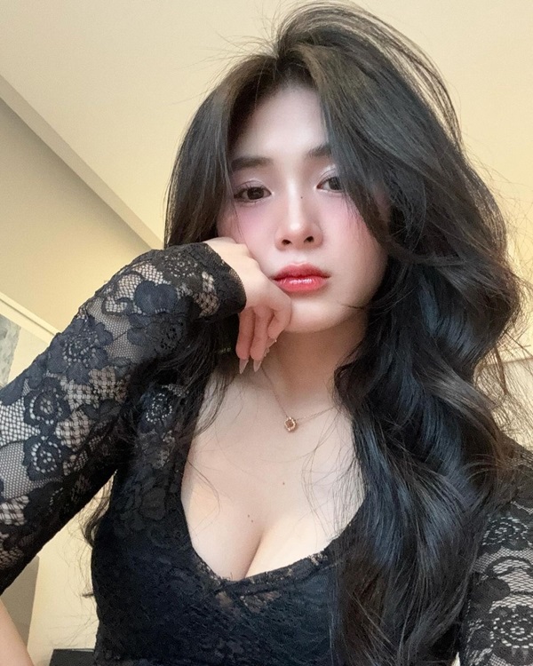 Quỳnh Ale sexy vú to 18