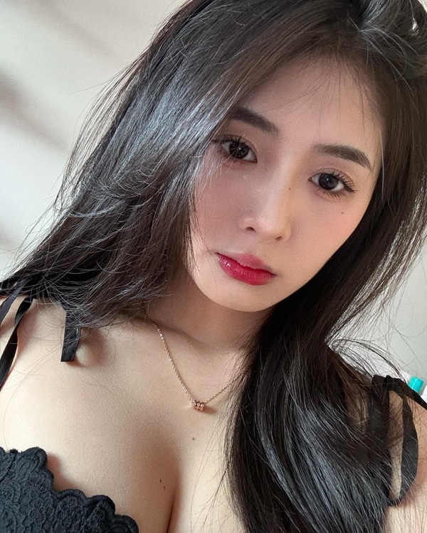 Quỳnh Ale sexy vú to 22