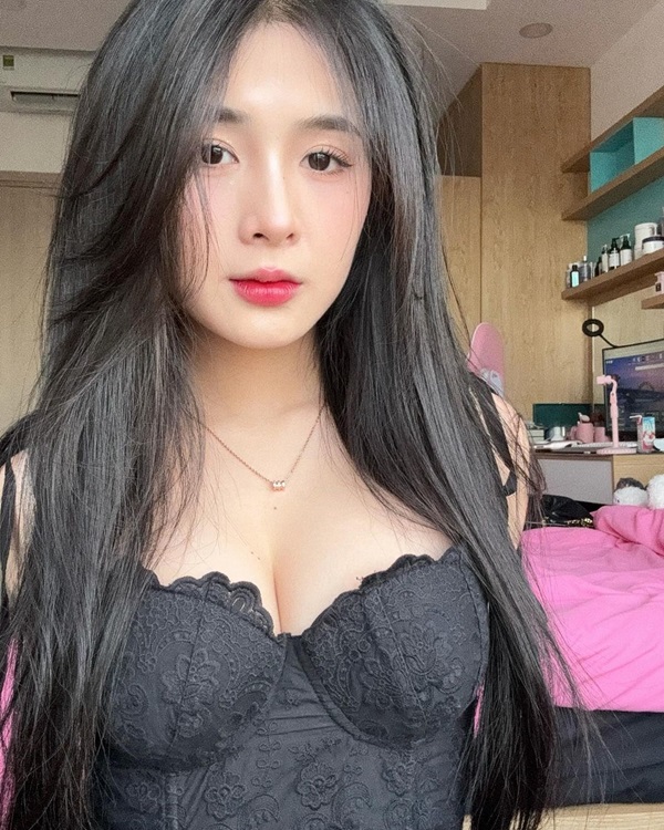 Quỳnh Ale sexy vú to 23