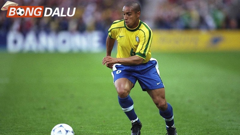 Roberto Carlos rất nổi tiếng bởi những cú sút phạt