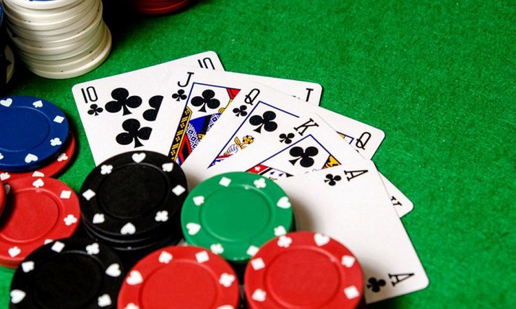 Cách chơi Poker khi sở hữu một lá bài mạnh và một lá bài yếu như thế nào?