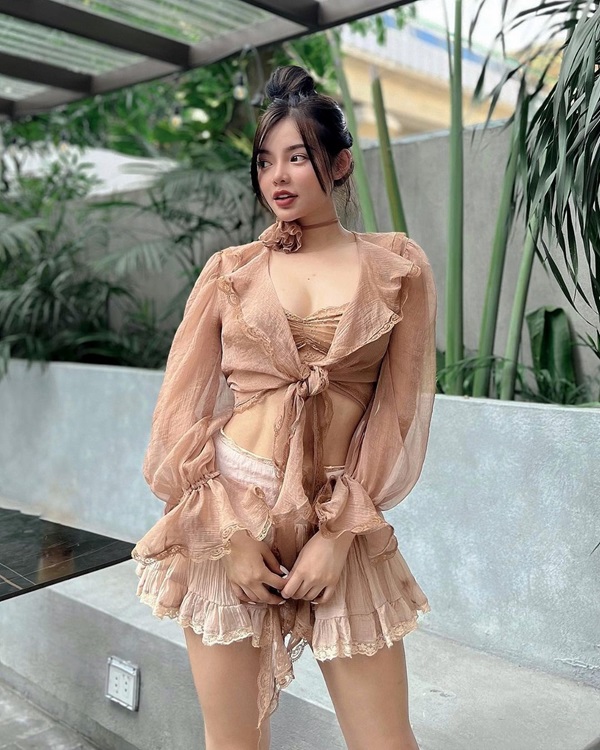 Quỳnh Na sexy 8