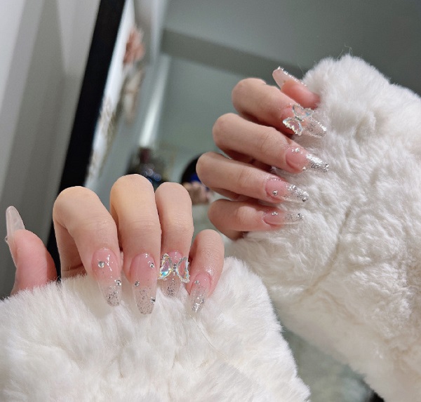 Mẫu nail đính đá sang chảnh đẹp nhất 12