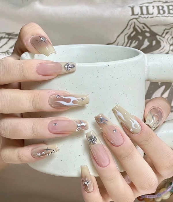 Mẫu nail đính đá sang chảnh đẹp nhất 2