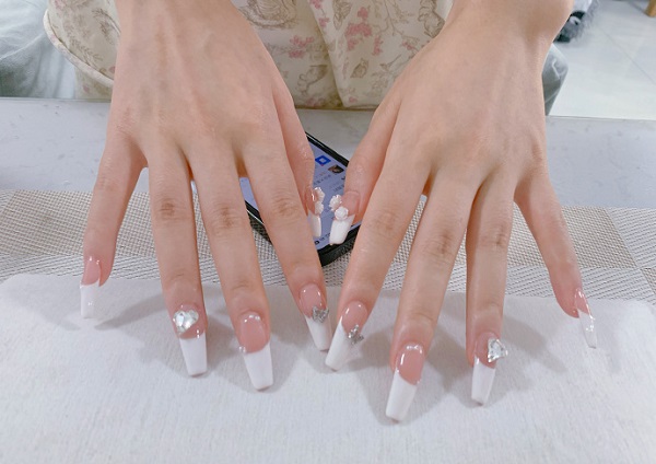 Mẫu nail đính đá sang chảnh đẹp nhất 4