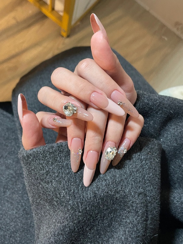 Mẫu nail đính đá sang chảnh đẹp nhất 17