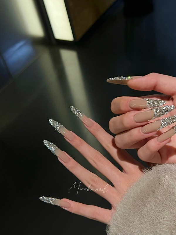 Mẫu nail đính đá sang chảnh đẹp nhất 18