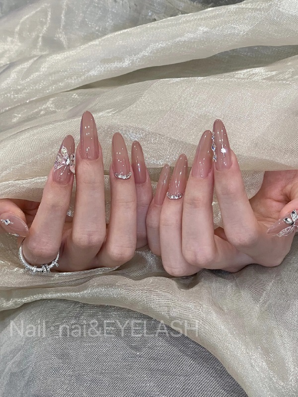 Mẫu nail đính đá sang chảnh đẹp nhất 19