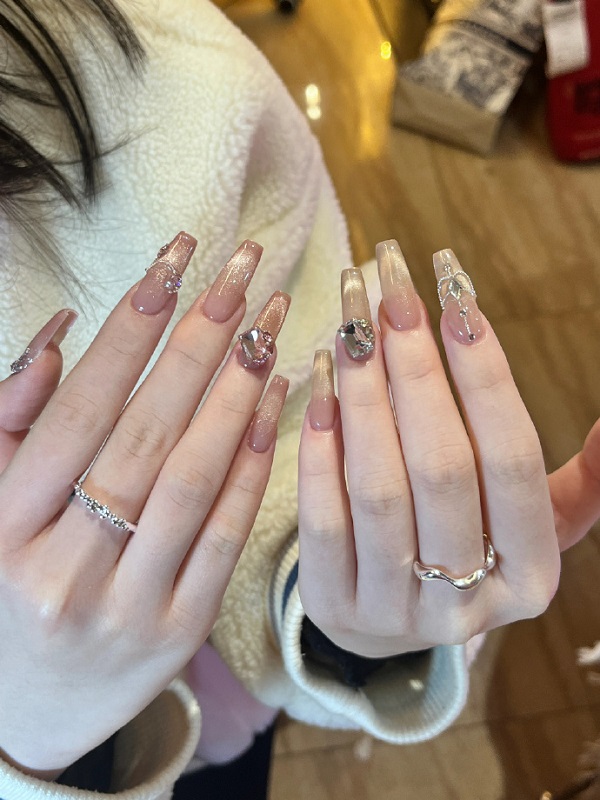 Mẫu nail đính đá sang chảnh đẹp nhất 5