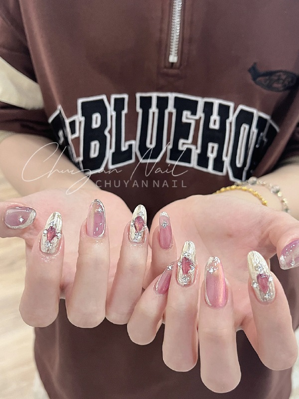 Mẫu nail đính đá sang chảnh đẹp nhất 8