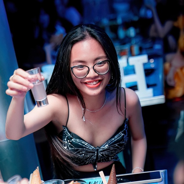 Ảnh gái xinh lên bar 11