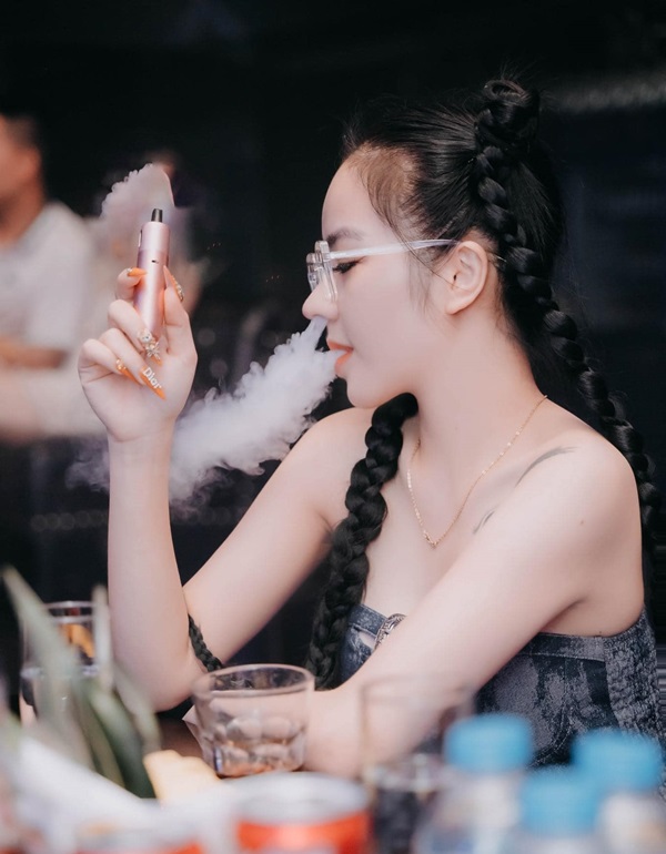 Ảnh gái xinh lên bar 18