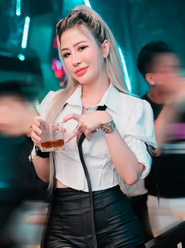 Ảnh gái xinh lên bar 24