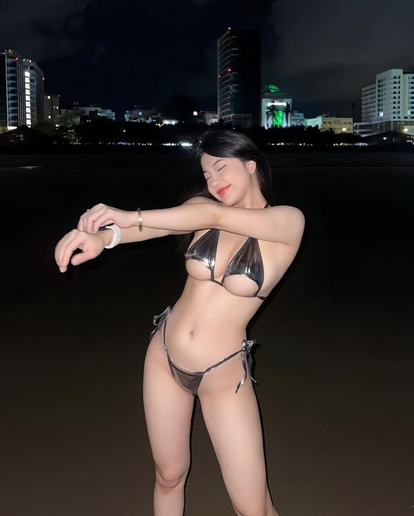 Gái xinh vú to mặc bikini 16