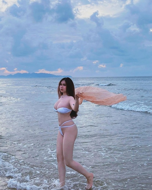 Gái xinh vú to mặc bikini 51